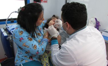 Las entidades de salud empezaron la aplicación de flúor en niños escolarizados. Roberto Ospino