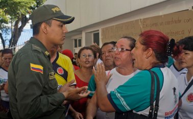 Usuarios de la Unidad de Rehabilitación y terapia muscular de Saludcoop-San Rafael, protestaron ayer por el cierre que se tiene programado a partir del 1 de noviembre. Mario Caicedo
