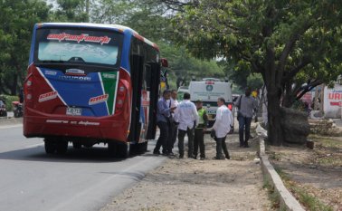El policía que estaba de permiso, fue trasladado a un centro asistencial donde recibe atención médica especializada. Cristian Herrera