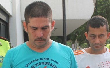 Estos dos hombres son señalados del ataque al agente de la Policía. Suministrada