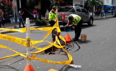 Efectivos de la Policía se encargaron de acordonar el cráter. Jean Javier García