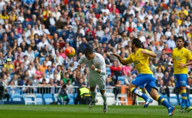 Cristiano Ronaldo, del Real Madrid, cabecea la pelota para anotar el segundo gol de su equipo durante el partido contra Las Palmas, de la Liga de España. AP