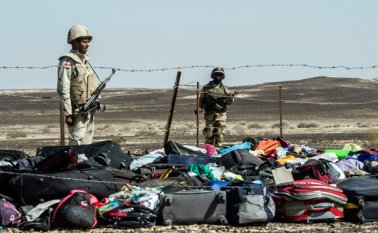 Soldados del Ejército egipcio montan guardia junto al equipaje y pertenencias de los pasajeros del avión ruso A321, en el lugar del accidente en Wadi El- Zolmat, una zona montañosa en la península del Sinaí. AFP
