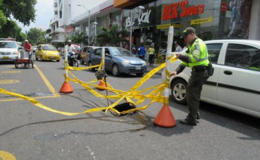 Las autoridades verificarán si el debilitamiento del pavimento tuvo que ver con fugas en la tubería. Jean Javier García