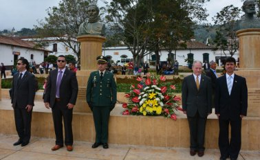 El alcalde Carlos Bustos -segundo de izquierda a derecha- acompañado de autoridades militares y civiles, pusieron una ofrenda floral al fundador, Pedro de Ursúa. Roberto Ospino