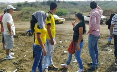 En la fotografía se observa a varios afectados durante una visita que se hizo al terreno donde quedarían sus viviendas. Hace 6 años, las mil 300 familias pagaron $8 mil 450 millones a Sodeva, lo que hoy representa $10 mil 753 mil millones. Cortesía