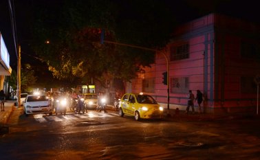 La poca iluminación que tiene el centro de Cúcuta proviene de los avisos de los establecimientos comerciales.  Jean Javier García