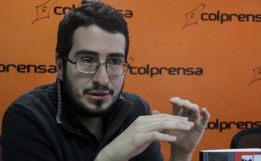 El periodista y escritor Javier Osuna presenta su libro "Me hablarás del fuego". Colprensa
