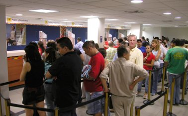 En la medida en que los créditos para las empresas y las personas sean más costosos, la solicitud de estos préstamos tendrán una tendencia a la baja. Archivo