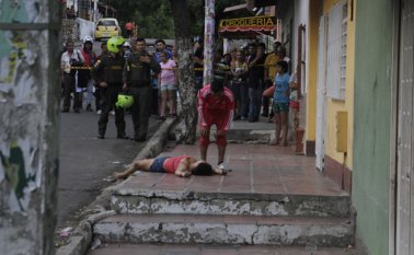 La víctima, una menor de 17 años, recibió dos disparos cuando se dirigía hacia su lugar de trabajo. Cristian Herrera