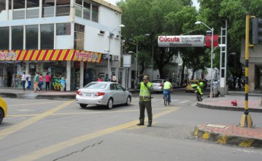 60 auxiliares de la policía regularán el tráfico hasta fin de año; reemplazarán a muchos semáforos. Jean Javier García