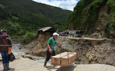 Luego de la caída del puente en el sector Hato Viejo, la comunidad habilitó un sistema de guayas para pasar productos de la canasta familiar y permitir a las personas cruzar de un lado a otro. Archivo