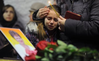 Nina Lushtshenko, una de las víctimas de la tragedia del Airbus A321 de la aerolínea Metrojet fue enterrada en Novgorod, en presencia de varios centenares de personas. AFP