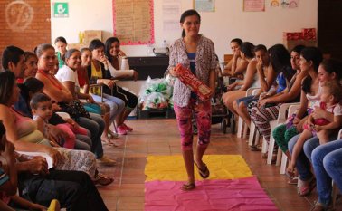 Las beneficiarias recorrieron la improvisada pasarela mostrando los productos alimenticios de la minuta. Cortesía