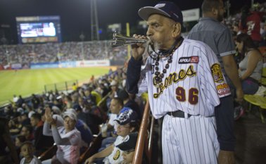 120 bolívares es el valor de una cerveza en un estadio de béisbol en Venezuela. La temporada anterior costaba 30 bolívares. Ariana Cubillos