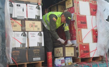 Uniformados de la Seccional de Tránsito y Transporte (Setra) interceptaron el automotor para una requisa en la vía Cúcuta-Pamplona, sector del peaje Los Acacios. Archivo