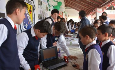 En las instalaciones del colegio Bethlemitas Brighton se cumplió la feria de emprendimiento que este año llegó a su cuarta versión. Roberto Ospino