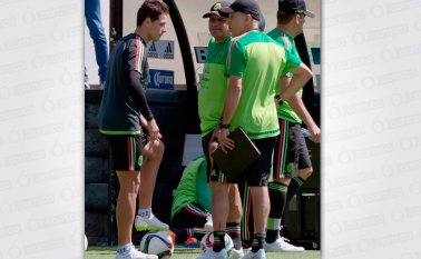 El jugador Javier Hernández (izquierda) y el entrenador Juan Carlos Osorio hablan durante una sesión de entrenamiento este lunes, en la ciudad de México. AFP
