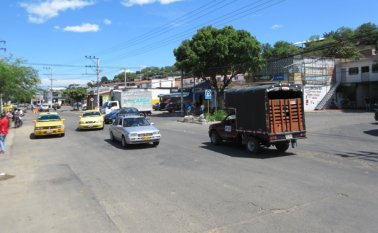 La Alcaldía prohibirá que los autos que bajan por Cuatrovientos interrumpan la doblevía por la avenida tercera, en San Luis. Jean Javier García