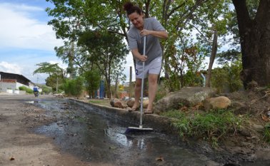 La avenida quinta de García Herreros se llenó de aguas negras luego de que la red de alcantarillado se rebosara.  Rodrigo Sandoval