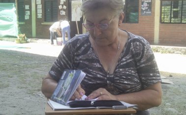 Junto a Mendoza se graduarán nueve adultos en diciembre de este año. En las jornadas escolares Isabel compartió con jóvenes el aula de clase. Roberto Ospino