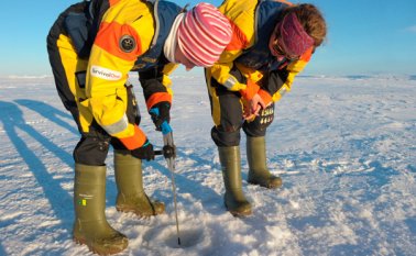 Amundsen, un rompehielo de la guardia costera canadiense dedicado a la investigación, es un laboratorio móvil único, que cada año explora el Ártico y transporta a unos 40 científicos internacionales. AFP