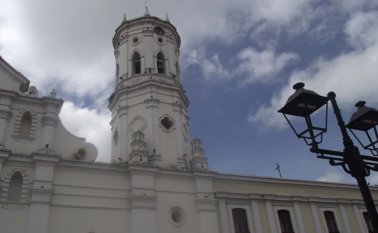 En la torre de la catedral ha permanecido por décadas el antiguo reloj, que ahora funciona pero no tiene quien le dé cuerda.  Archivo