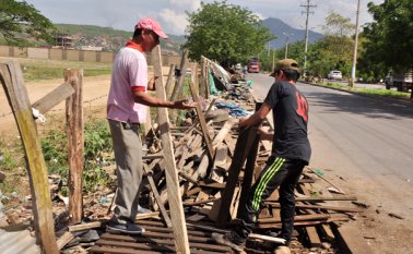 Los expendios ilegales fueron destruidos por la Alcaldía en un plan para despejar el espacio público invadido por las ventas informales. Edinsson Figueroa