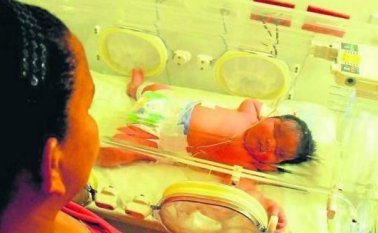 Los sorprendidos padres permitieron captar los primeros minutos de vida del bebé recién nacido más grande de Colombia. Vanguardia.com