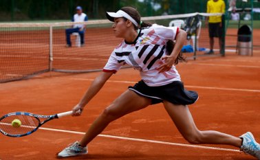 La tenista fue la gran revelación del tenis de los XX Juegos Nacionales 2015, de Ibagué y Chocó, al conquistar la presea de plata, luego de perder la final frente a la experimentada Mariana Duque Merino. Archivo