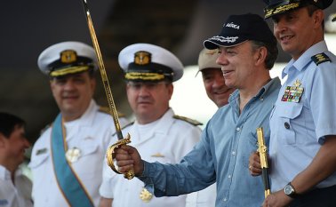 El presidente Juan Manuel Santos, acompañado por el ministro de Defensa, Luis Carlos Villegas, y la cúpula de las Fuerzas Armadas, lideró la ceremonia de los 96 años de la Fuerza Aérea Colombiana.  Colprensa