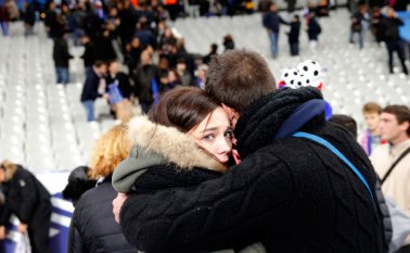 Cientos de personas se derramaron sobre el campo del estadio Stade de Francia después de las explosiones se escucharon cerca. AP