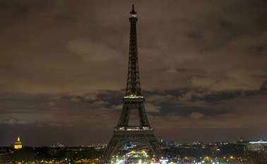 La Torre Eiffel sin luz. AFP