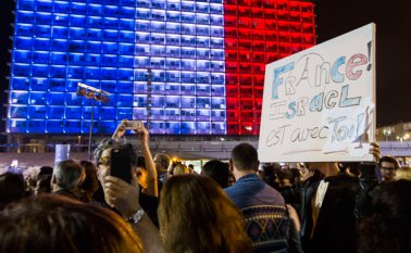 Miles de personas asistieron a la Plaza Rabin, en la ciudad costera israelí de Tel Aviv, para honrar a las víctimas de los atentados de París.  La plaza se iluminó con los colores de la bandera nacional francesa este sábado. AFP