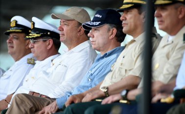 El presidente Juan Manuel Santos, acompañado por el ministro de Defensa, Luis Carlos Villegas, y la cúpula de las Fuerzas Armadas, lideró la ceremonia de los 96 años de la Fuerza Aérea Colombiana. Colprensa