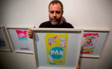 Fotógrafo venezolano Juan Toro en una galería de arte en Caracas, Venezuela.  AP