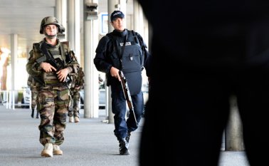 "La amenaza de otros atentados sigue siendo elevada", expresó el ministro del Interior Bernard Cazeneuve. AFP