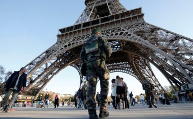 Los atentados del viernes pasado en París fueron "organizados, pensados, planificados desde Siria", según primer ministro francés Manuel Valls. AFP