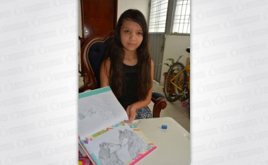 Tres horas diarias les dedica a sus dibujos. Roberto Ospino
