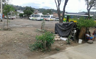 Muchos cucuteños se acostumbraron a usar los parques como parqueaderos como sucede a un costado de la glorieta de la terminal de transportes, donde los buses parquean para recibir mantenimiento mecánico. Jean Javier García