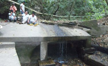 Técnicos han recorrido la quebrada Brava para verificar el estado de la fuente. La Opinión