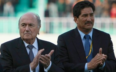 El expresidente de la Fifa, Joseph S. Blatter (izquierda) y el ahora expresidente de la Asociación de Fútbol de Nepal, Ganesh Thapa, durante la ceremonia de apertura la AFC Challenge Cup Fútbol en Katmandú. AP