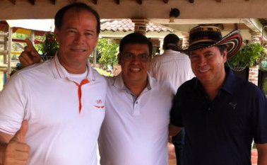 Oscar Angarita, concejal electo de Cúcuta (izquierda), quien se formó en las bases comunales de Atalaya. En la gráfica lo acompaña el gobernador electo de Norte de Santander, William Villamizar Laguado (de sombrero). Cortesía