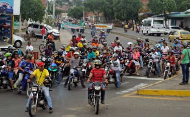 Unas 300 personas que se dedican en Cúcuta a la venta de combustibles ilegales exigieron de nuevo la reconversión laboral al Gobierno Nacional. Jean Carlo Estupiñan