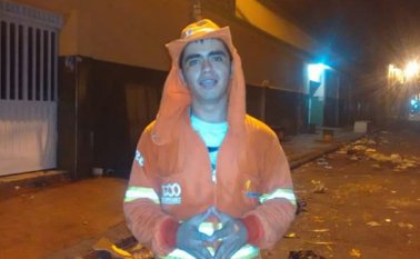 Fermín realiza las prácticas en el área de gestión social de Aseo Urbano desde las 8 de la mañana hasta las 12 del medio día. Cortesía/Q’hubo