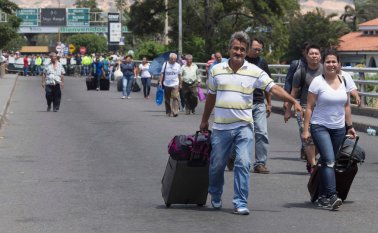 La paralización del flujo vehicular entre Venezuela y Colombia ha llevado a los transportistas venezolanos al borde de la desesperación. Archivo