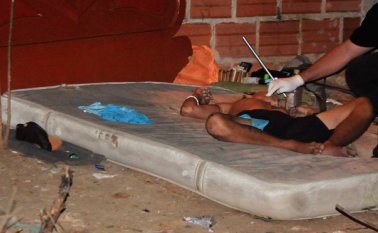 La víctima quedó tendida sobre un colchón, sin camisa y sin zapatos. Edinsson Figueroa