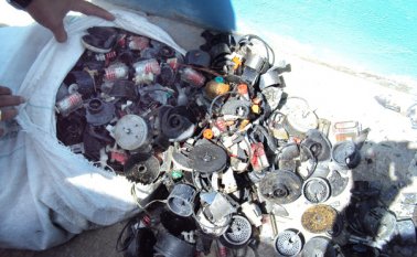 Los delincuentes usan herramientas para safarlos o otras veces los arrancan manualmente, según la empresa de acueducto. Archivo