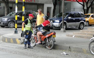 Recomendaciones como ajustarse el casco mientras conduce, son algunas de las que hace el voluntario.  Jean Carlo Estupiñán