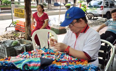 Los estudiantes terminaban de elaborar los artículos en exhibición a las afueras del instituto. Suministrada